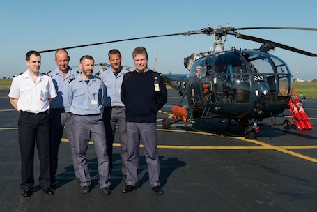 Personnel de l’Unité de contrôle de la navigabilité (UNC) et Bureau de contrôle de la gestion du maintien de la navigabilité (BCGMN) devant l’Alouette 3 certifiée