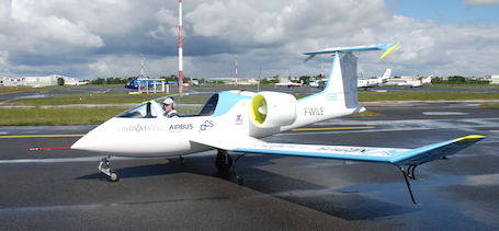 Le prototype d'avion électrique E-Fan fait partie des 34 plans de «reconquête industrielle» du Ministère du Redressement Productif.