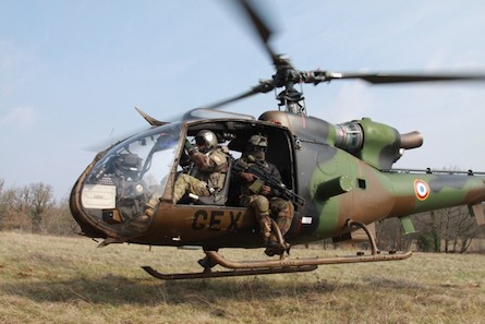 Forces Spéciales : des Gazelle de l'ALAT armées jusqu'aux dents ... La Gazelle sans portière, le véritable pick up de la troisième dimension…