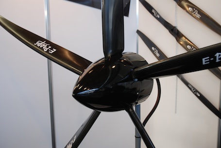L’hélice 5-pales à pas variable en vol d’e-Props pèse seulement 4,7 kg