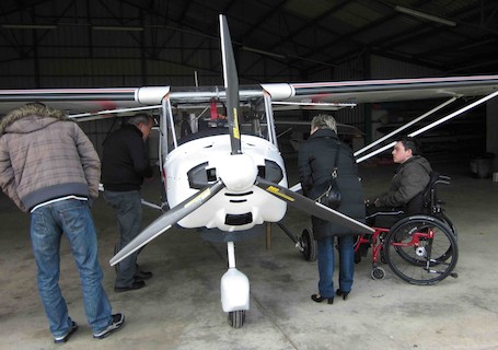Le projet « handivol » lancé il y a deux ans à Couhé-Vérac permet à des personnes à mobilité réduite de voler sur un ULM 3 axes équipé d’un malonnier.
