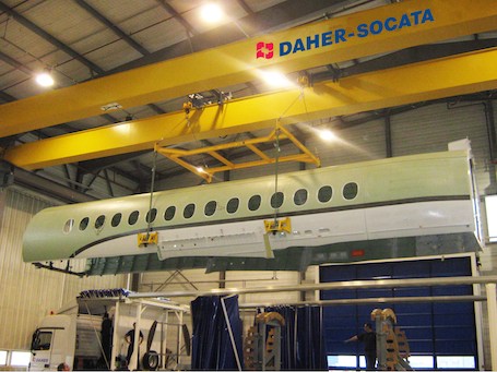 Expédition de la partie supérieure du premier fuselage de Falcon 8X réalisé par Daher-Socata