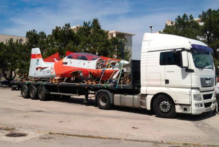 Le Tucano a été convoyé depuis la BA 701 de Salon de Provence pour être remonté quelques jours plus tard dans le hangar du CFA des Métiers de l'Aérien