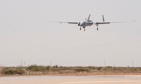 Le drone Harfang de l'Armée de l'air française de retour de mission dans le Sahel