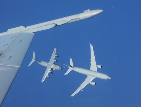 L'attelage A400M-A330 MRTT vu d'un F-18