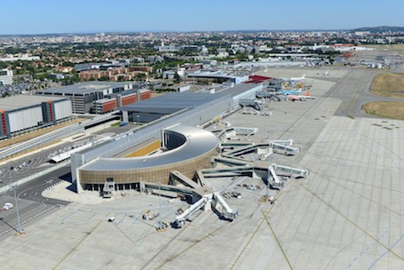 Vue aérienne de l'aéroport de Toulouse-Blagnac. Au premier plan le satellite d'embarquement du Hall D.