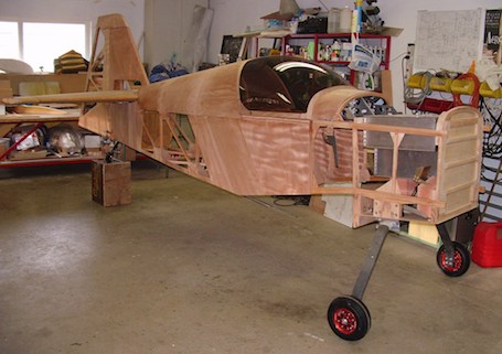 Belle construction bois très classique : l’Avalanche, monoplace de voltige dessiné très partiellement par Jean Pottier.