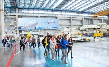 Des collégiennes sur le site d'assemblage d'Airbus à Toulouse