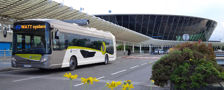 Le bus électrique à autonomie illimitée, dit « à biberonnage », équipé du système WATT de PVI, effectue des essais sur l’Aéroport Nice Côte d’Azur entre les Terminaux 1 et 2.