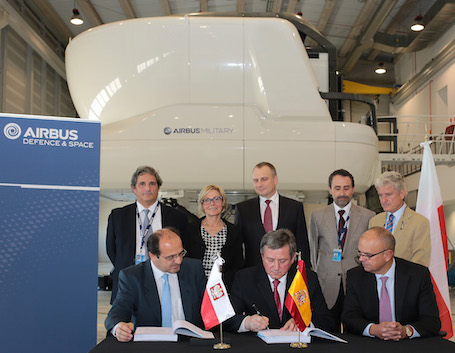 La signature du contrat entre le ministère de la Défense polonais et Airbus Defence and Space a eu lieu à Séville, chez le constrcuteur