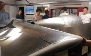 Les élèves de l'ISAE autour du Zenair 601, à l'aéro-club de Revel