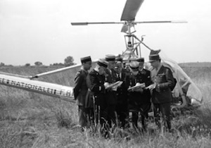 Hélicoptère Hiller 360 loué par la Gendarmerie Nationale , pour les essais en police de la route (été 1952)