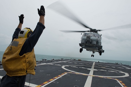 L’US Navy a mis à disposition des équipes de recherche deux navires dont l’USS Fort Worth LCS (Littoral Combat Ship) armé d’un hélicoptère MH-60R de Lockheed-Martin