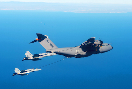 Un A400M ravitaillant deux F/A-18