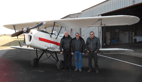 Daniel Clouet (à gauche) avec une partie des fondateurs de l'aéro-club Livernon-Voltige