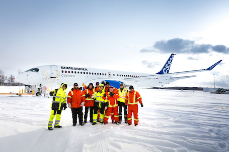 Membres de l'équipe d’essais en vol de Bombardier célèbre l’obtention du permis de vol l’avion CS300.