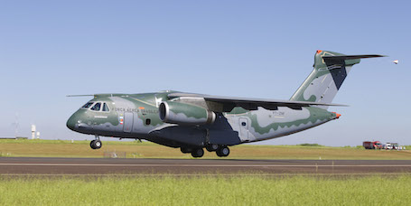 Avion militaire de transport et de ravitaillement en vol KC-390 d'Embraer