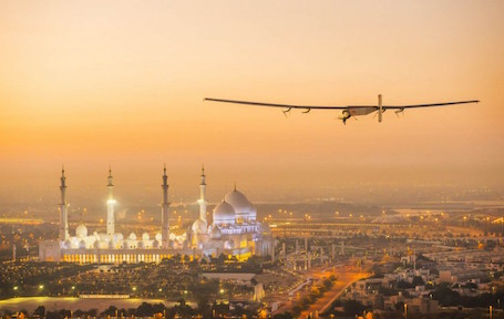 Solar Impulse au-dessus d'Abu Dhabi pour son ultime vol d'essais avant le tour du monde