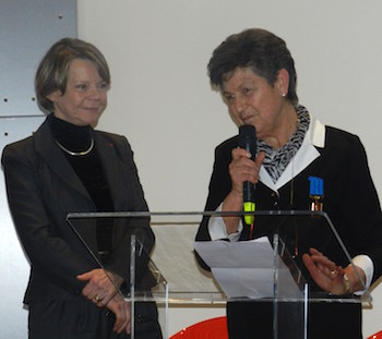 Catherine Maunoury remet la Médaille de l'Aéronautique à Michèle Bondin-Seignette (à droite)