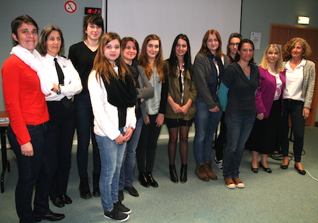 Les jeunes entourées de leurs marraines, pilotes civiles et militaires, ingénieures, gestionnaires de l’Aviation Civile.