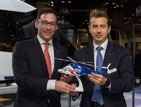 Jonathan Baliff, PDG de Bristow Group (à gauche) en compagnie de Guillaume Faury, PDG d'Airbus Helicopters au salon Heli-Expo 2015 d'Orlando