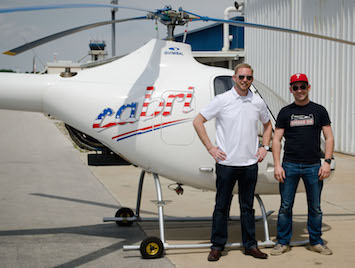 Raphaël Yver (à droite), responsable du support client d'Hélicoptères Guimbal et Tyler Sturdevant, directeur des opérations de Precision Helicoptères