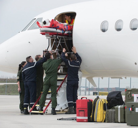 Extraction du blessé par la porte principale du Falcon 2000, en position horizontale constant
