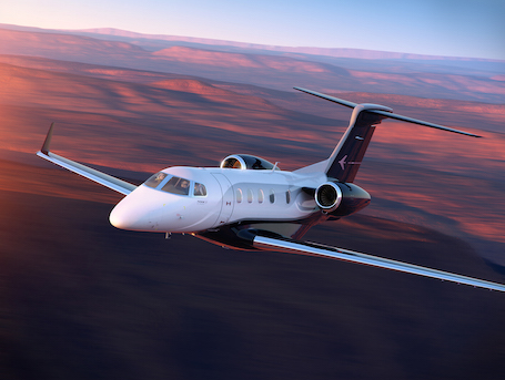 Propulsé par deux réacteurs Pratt&Whitney Canada PW535E, le Phenom 300 a une vitesse rapide de croisière de 453 kts.