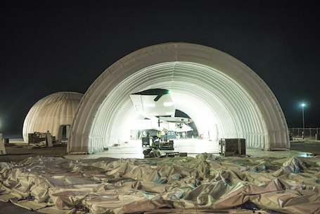 La hangar gonflable qui abrite Solar Impulse 2 pendant les escales