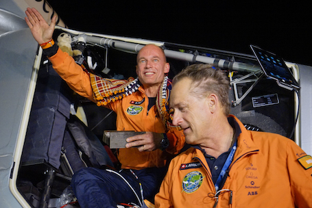 Bertrand Piccard accueilli par André Borschberg, à son arrivée en Inde après plus de 15 heures de vol à bord de Solar Impulse