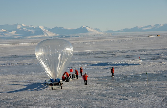 Préparation d'un ballon pressurisé sphérique stratosphérique (BPS) de la campagne Concordiasi.