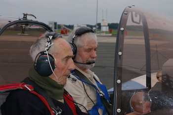 Compte rendu d’essai, après le 1er vol du Cap 10BK, avec Bernard Poussin, élève pilote d’essai : « il est comment cet avion ? » « C’est un Cap10 !»