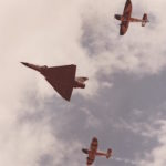 Jean-Marie Saget en Mirage 2000 est encadré par Claude Lelaie et Denis Legrand de la patrouille les Porthos sur Cap10