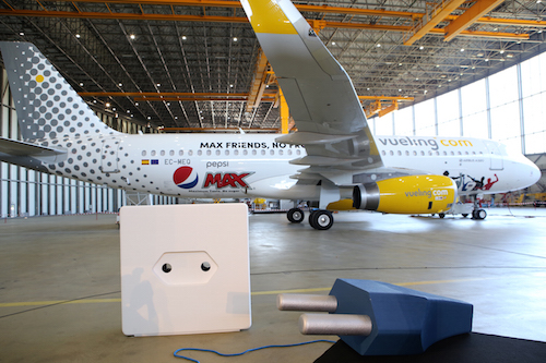 L'installation des prises de courant à bord des A320 de Vueling est sponsorisé par Pepsi