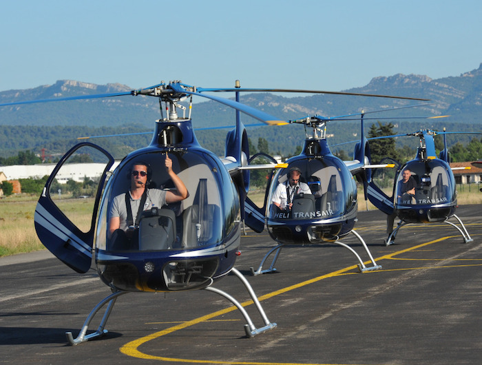 Les 300 invités, clients et partenaires, réunis sur l’aérodrome d’Aix-les-Milles ont pu assister à un ballet aérien exécuté par 3 Cabri G2 d'Heli-Transair.