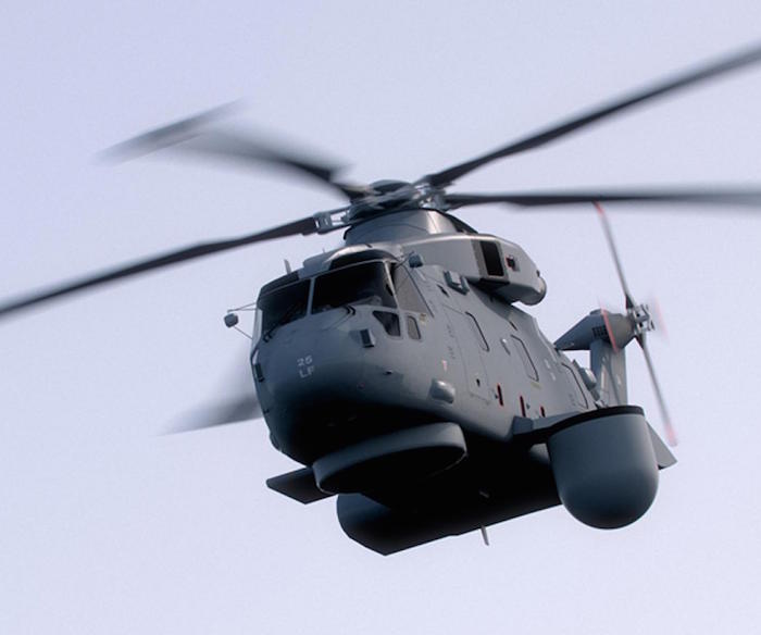 Le radar Searchwater de Thales utilise un système innovant assurant une visibilité à 360° sous l’hélicoptère Merlin, et qui se replie sur le flanc de l’aéronef lorsqu’il n’est pas utilisé.