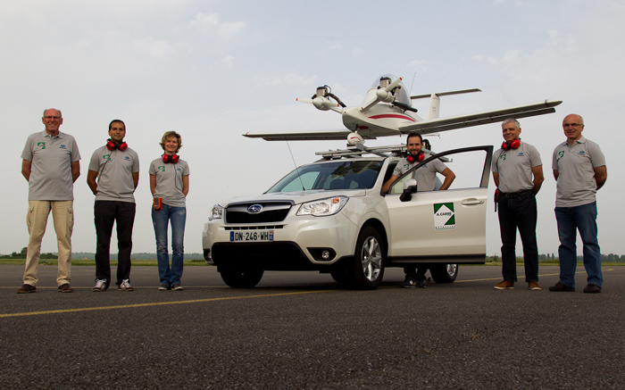 Le team au complet : (de G à D) Daniel Binard, DV AirExpo - Lionel Adroit, constructeur et pilote CriCri - Lucie Chapirot-Sarda, co-pilote voiture - Nicolas Mothe, pilote voiture - Marc Auriol, inspecteur Qualité - Daniel Prativel, technicien mécanique.