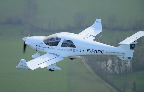 Philippe Renaudet et Vincent Moisson, aux commandes de leur MCR-4S, vont pouvoir reprendre leur tentative de tour du monde