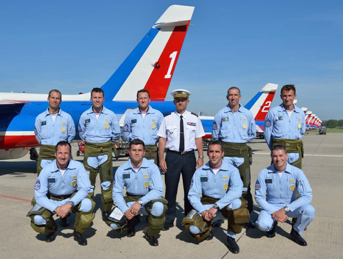 Entourant le Général Mercier, Chef d’Etat Major : Debout de G à D : Cne Bejamin Michel (Athos 8, second solo) - Cne Benjamin Chanat (Athos 6, extérieur droit) - Cdt Romain Bethoux (Leader) - Cne Olivier Blanc-Tailleur (Athos 5, extérieur gauche) - Cne Hervé Aubert (Athos 7, premier solo) - Accroupis de G à D : Cne Philippe Castagnet (Athos 2, intérieur droit) - Cdt Christophe Dubois (Athos 4, charognard) - Cne Bertand Tardif (Athos 3, extérieur gauche) Cne William Leroy (Athos 9, équipier remplaçant).