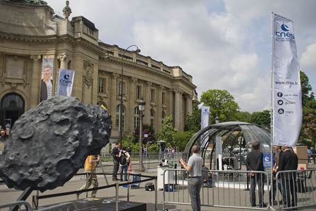 La comète Tchoury et le robot Philae exposés sur les Champs Elysées à Paris