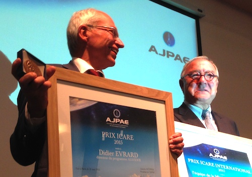 Didier Evrard d'Airbus (à gauche) et Jean-Jacques Dordain de l'ESA recevant leur Prix Icare 2015 attribué par l'AJPAE
