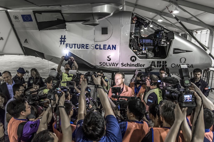 André Borschberg, à Nanjing (Chine), avant de s'installer à bord de Solar Impulse 2, pour le plus long vol du tour du monde de l'avion solaire.