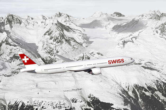 Le 777-300ER transporte 386 passagers en configuration standard trois classes et permet des liaisons sans escale grâce à son rayon d’action de 14.490 kilomètres.