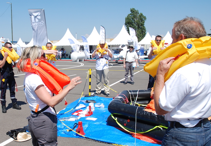 Le gonflage d'un gilet de sauvetage n'est pas une opération anodine que le démontre Air Formation au salon France Air Expo en invitant les visiteurs à gonfler leur gilet !