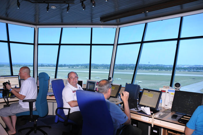 Le contrôle d'aérodrome prit une part essentielle dans l'organisation générale des flux de trafic. Les équipes ont été renforcées à cette occasion.