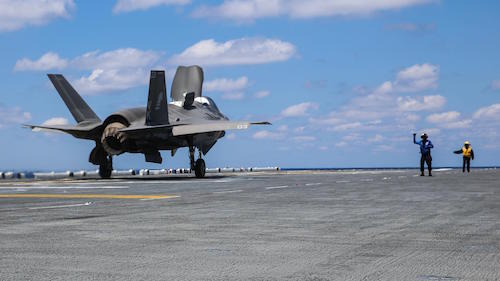 Cette vue arrière montre bien l’inclinaison de la tuyère, avec un effet de souffle redoutable du F-35B sur le revêtement du pont d’envol.