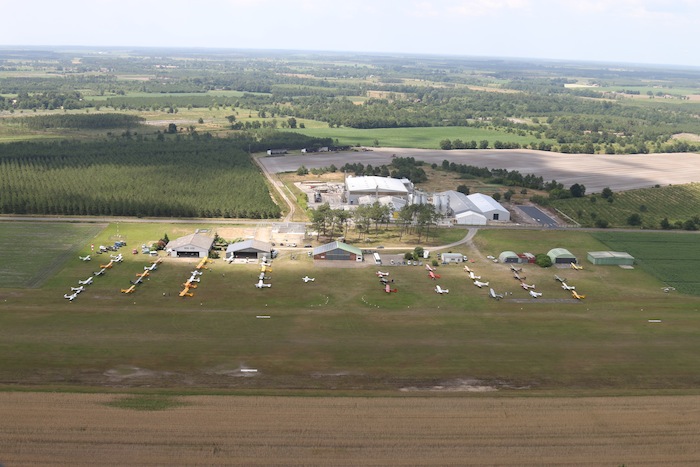 L'aérodrome de Rion des Landes envahi par une trentaine de Piper Cub