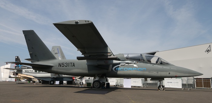 La voilure est droite, en composite, avec six points d’emport et suffisante pour pousser le Scorpion de Textron à 800 km/h.