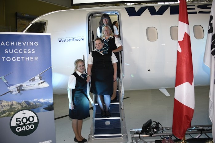 La cérémonie a eu lieu dans les installations de Bombardier à Toronto, où les avions Q400 sont construits,