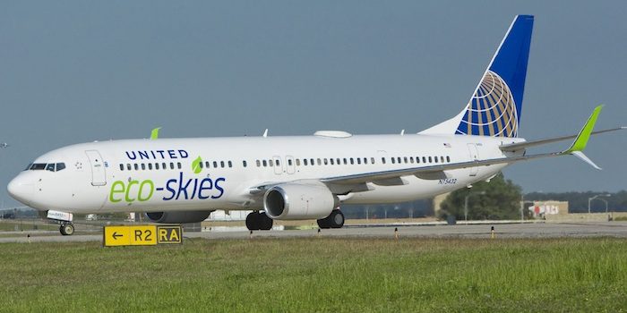 En 2009, United est devenu le premier transporteur nord-américain à effectuer un vol de démonstration avec un appareil bi-moteur alimenté en biocarburants durables.